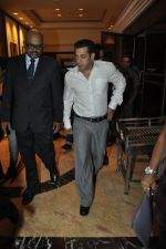 Salman Khan at IBN 7 super idol awards in Taj Land_s End, Mumbai on 29th Nov 2010 (8).JPG